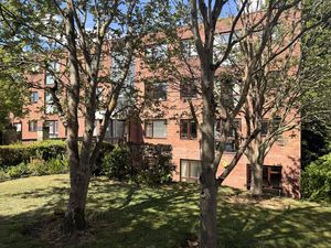 Mallards Reach, Weybridge- click for photo gallery